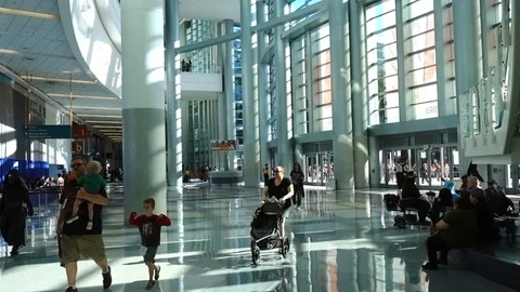Wondercon attendees in lobby ACC Видео 105682773
