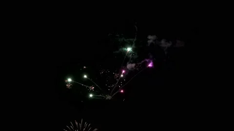Wonderful bright colourful firework explosion on dark night sky over big city Vidéo 147371486