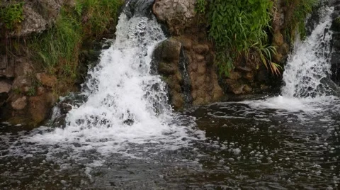 Wonderful seascape with a  waterfall Vidéo 52804300