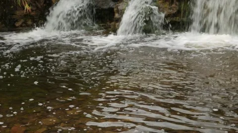 Wonderful seascape with a  waterfall Vidéo 52804410
