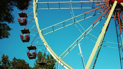 Wonderful time lapse low angle view on vintage funfair ferris wheel spinning Stock Footage 98406138