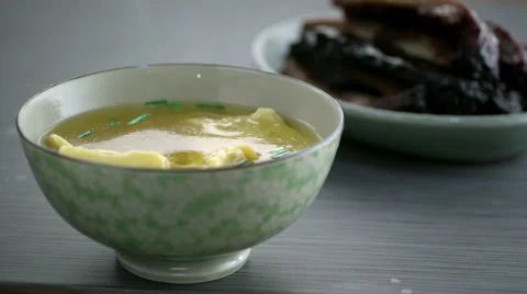 Wontons falling in soup 스톡 동영상 46668118