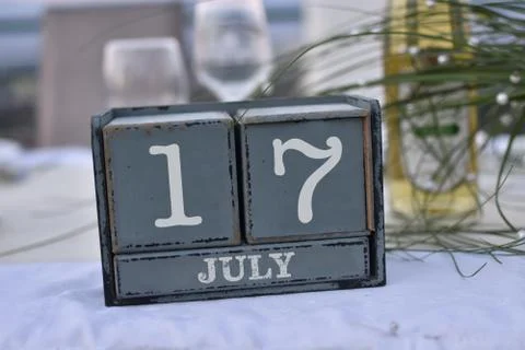 Wood blocks in box with date, day and month 17 July. Wooden blocks calendar Stockfoto's
