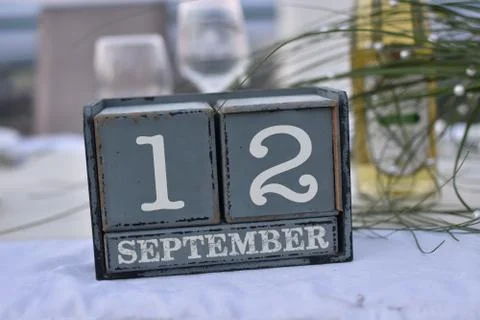 Wood blocks in box with date, day and month 12 September. Wooden blocks calen Stockfoto's