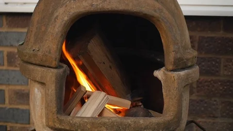 Wood burning in a chiminea Stockbeeldmateriaal 115059002