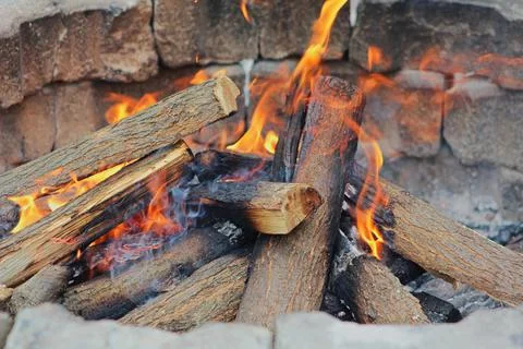 Wood burning in the fire pit Stock-Fotos