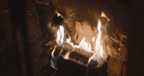 Wood burning at fire place 動画素材 101214182