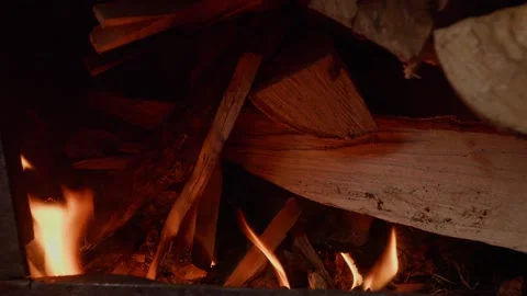 Wood burning in the fireplace has even, red flames 库存影片 274018152