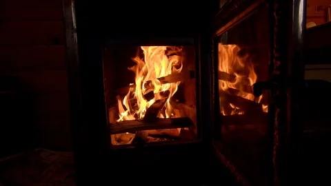 Wood burning in slow motion Stockbeeldmateriaal 106739748