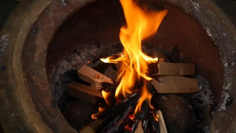 Wood burns in a fire pit 動画素材 115056929