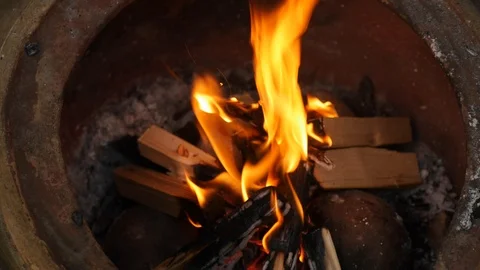 Wood burns in a firepit Stockbeeldmateriaal 115057010