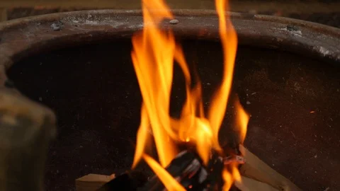 Wood burns in a firepit 動画素材 115057113