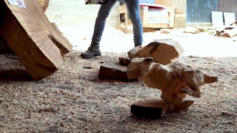 Wood Carver Using Chainsaw to Shape Wooden Animal Sculpture in Artisan Workshop 스톡 동영상 338133060