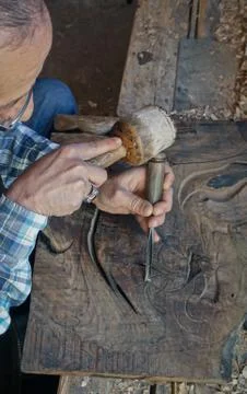 Wood carving. Carver with chisel and hammer Stock-Fotos