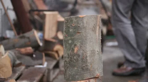 Wood choping Stockbeeldmateriaal 20993845