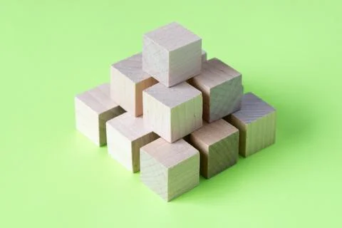 Wood cubes arranged in pattern geometric Foto stock