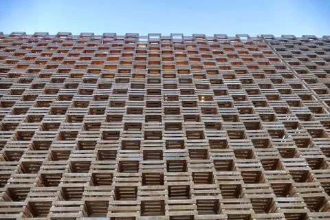 Wood facade build geometric pattern perspective view from below on blue sky Mila Foto stock