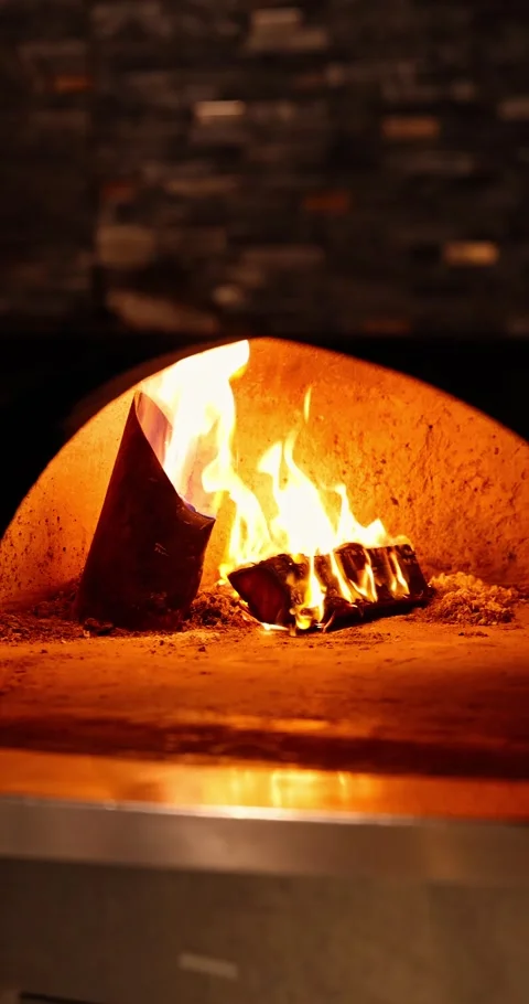 Wood Fire Burning Inside Traditional Pizza Oven 库存影片 323944901