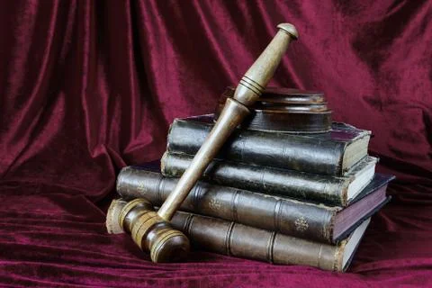 Wood gavel and stack of old books Stock-Fotos