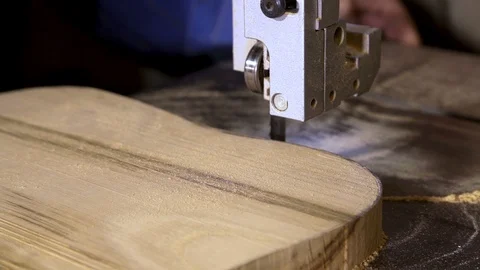 Wood processing on a band saw Vidéo 100751206