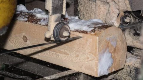 Wood processing. Cutting logs on the boards. In the winter process a tree. Foto stock