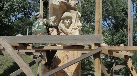 The wood sculptor working Vídeo Stock 65786316