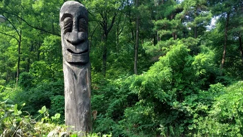 Wood totem pole: Stockbeeldmateriaal 80191390