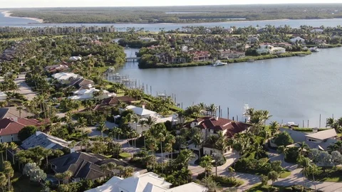 Wooded island and estate rooftops in a lagoon on Hutchinson Island Stock-Footage 100283953