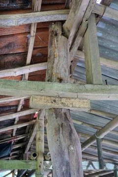 Wooden and bamboo framework structure supporting a clay tile roof Stock-Fotos