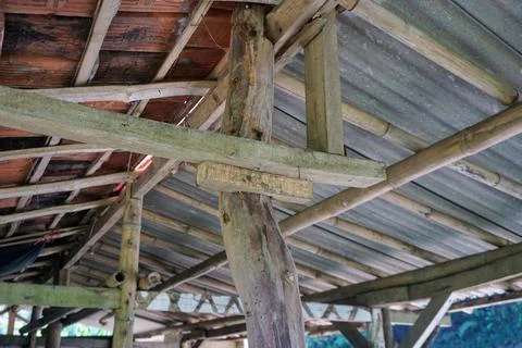 Wooden and bamboo framework structure supporting a clay tile roof Stock-Fotos