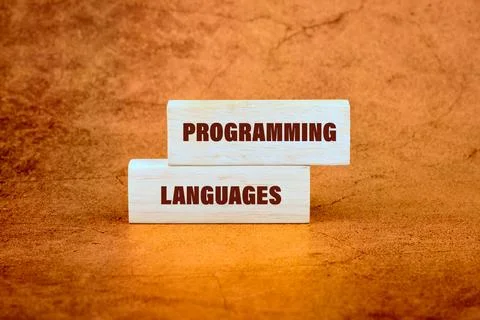 Wooden blocks display the words programming and languages, emphasizing their  Stock-Fotos