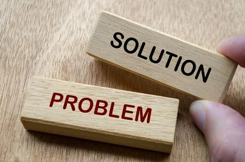 Wooden blocks labeled solution and problem representing practical problem s.. Foto stock