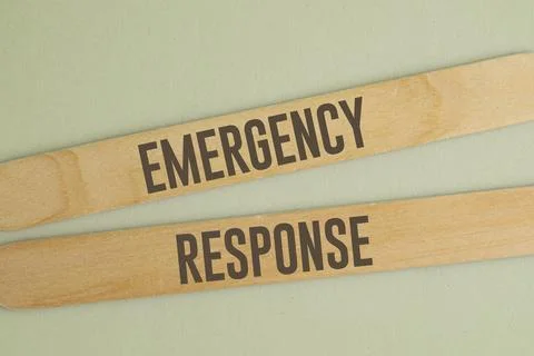 Wooden blocks with text EMERGENCY RESPONSE. emergency concept. ensure safet.. 库存照片