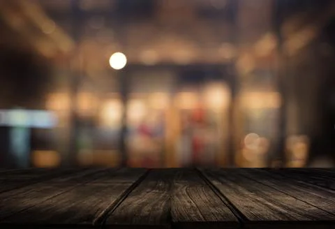 Wooden board empty table  cafe, coffee shop, bar blurred background can be us Foto stock