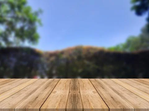 WOODEN BOARD EMPTY TABLE IN FRONT OF BLURRED SKY BACKGROUND Ilustración de archivo