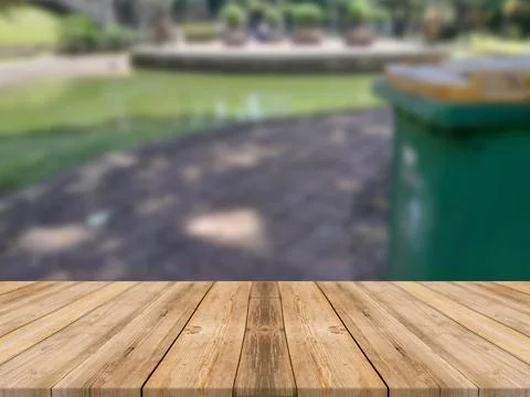 WOODEN BOARD EMPTY TABLE IN FRONT OF BLURRED FRESH FISH POND BACKGROUND Illustrazione stock