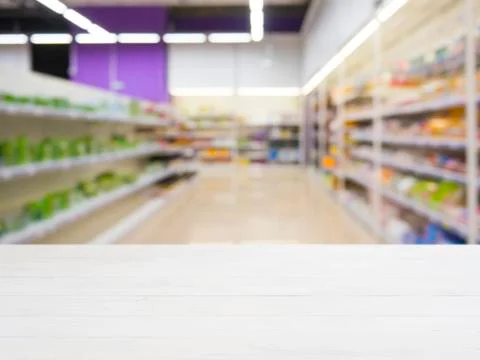Wooden board empty table over blur in supermarket Stockfoto's