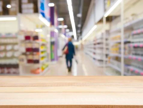 Wooden board empty table over blur in supermarket 库存照片