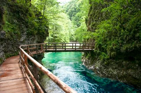 Wooden bridge above mountain river, wild nature landscape. Clean water. Foto stock