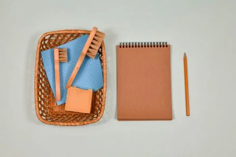 Wooden brushes, solid natural soap in a basket with a notepad and a pencil on a Foto stock