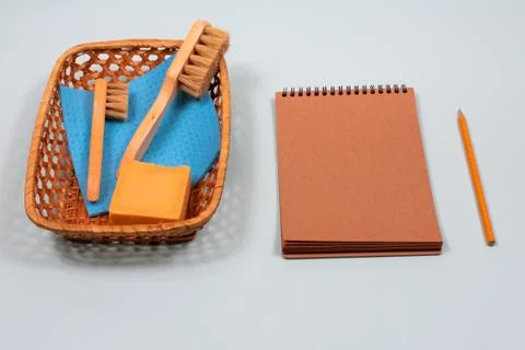 Wooden brushes, solid natural soap in a basket with a notepad and a pencil on a Foto stock