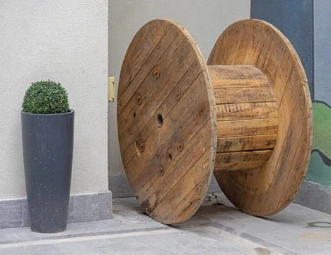 Wooden Cable Spool Pot Stock-Fotos
