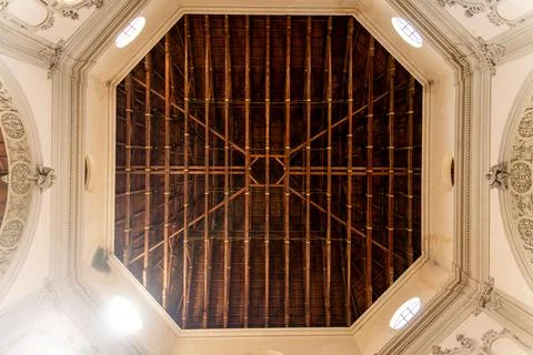 Wooden ceiling structure in octagonal architectural framing Foto stock