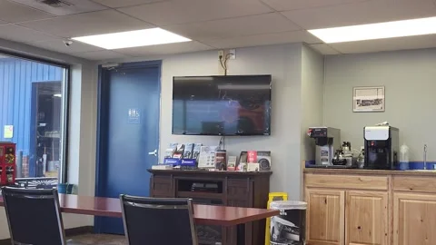 Wooden counters line a clean, quiet auto repair breakroom, waiting room 库存影片 340237015