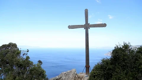Wooden cross on the cliff Stock-Footage 87471622