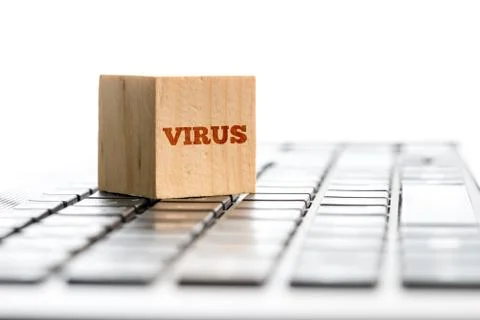 Wooden Cube with Virus Text on Computer Keyboard Foto stock