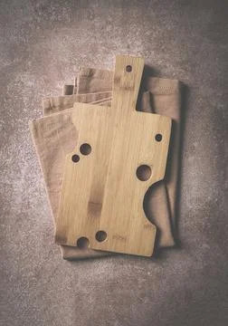 Wooden cutting board, rectangular with handle, cheese shape with holes, on a Foto stock