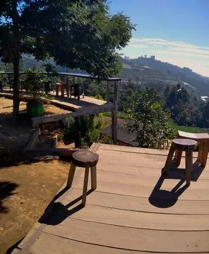 Wooden Deck Viewpoint with Simple Stools Foto stock