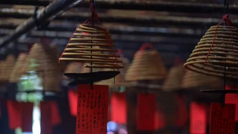 Wooden decor with labels. Set of red chinese decorative lanterns hanging on Vídeo Stock 120473045