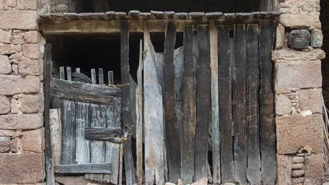 Wooden door of an old stable for animals in a rural village in Catalonia. Foto stock